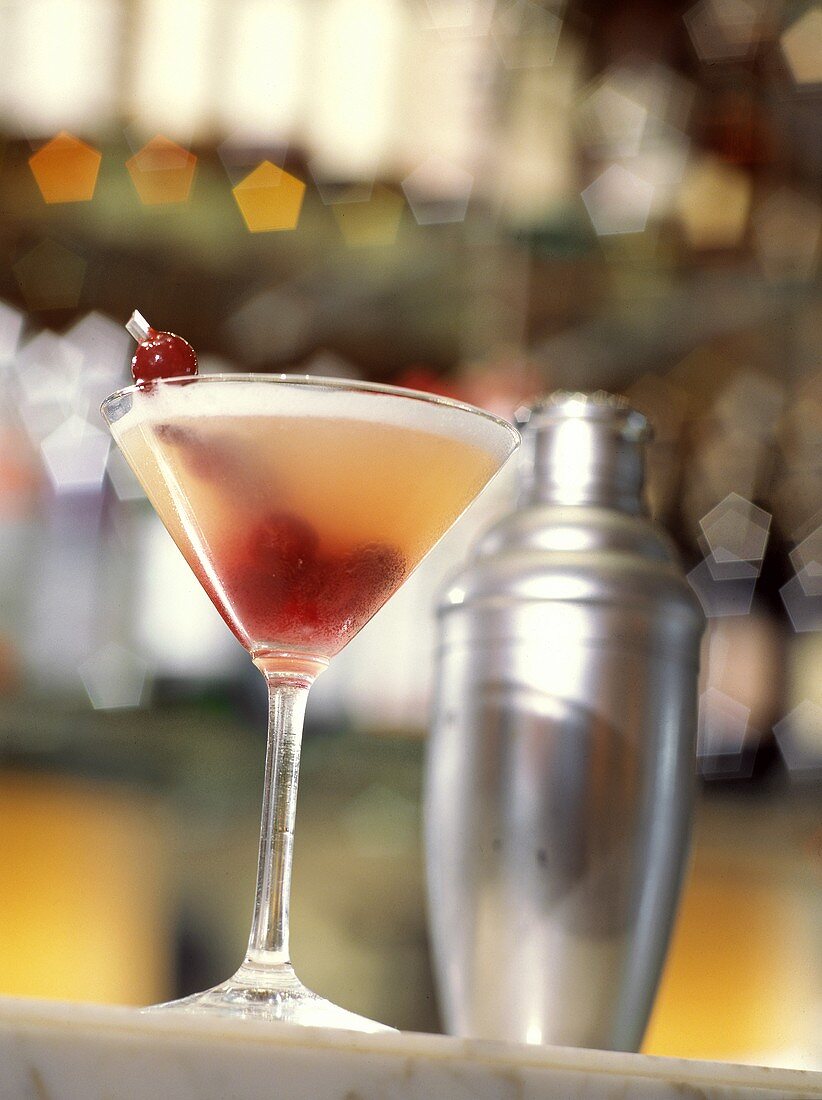 Dirty Martini (Cocktail mit Gin, Vermouth und Olivenjuice)