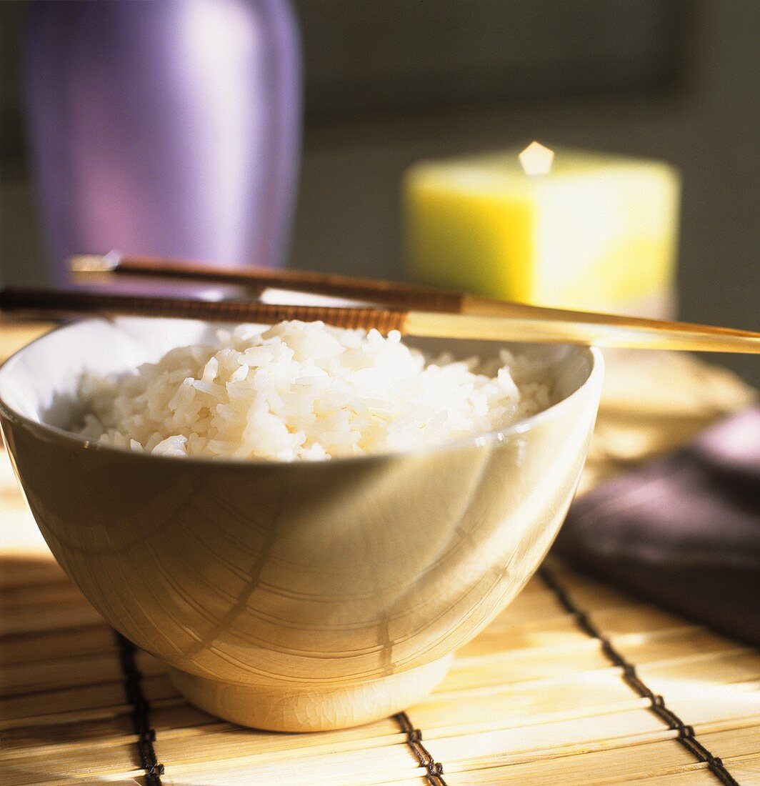 Eine Schale Reis mit Essstäbchen