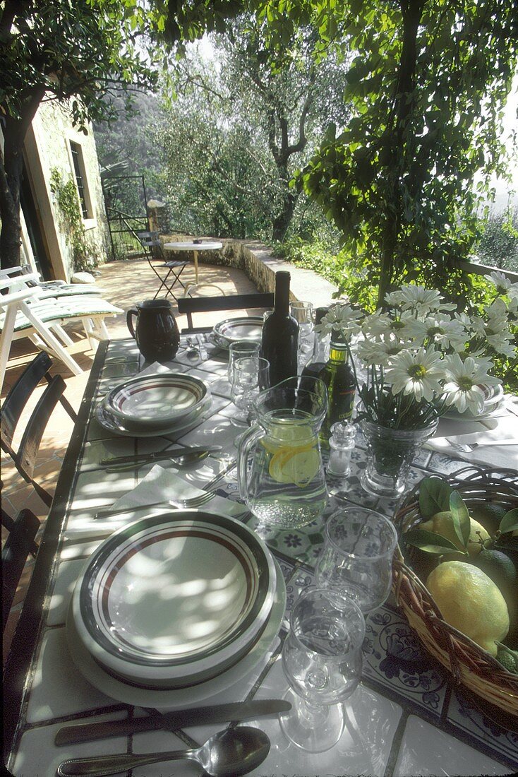 Gedeckter Tisch auf der Terrasse (Toskana)