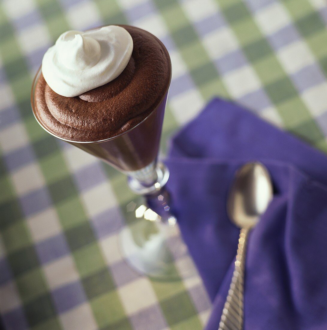 Schokoladenmousse mit Sahne im Dessertglas