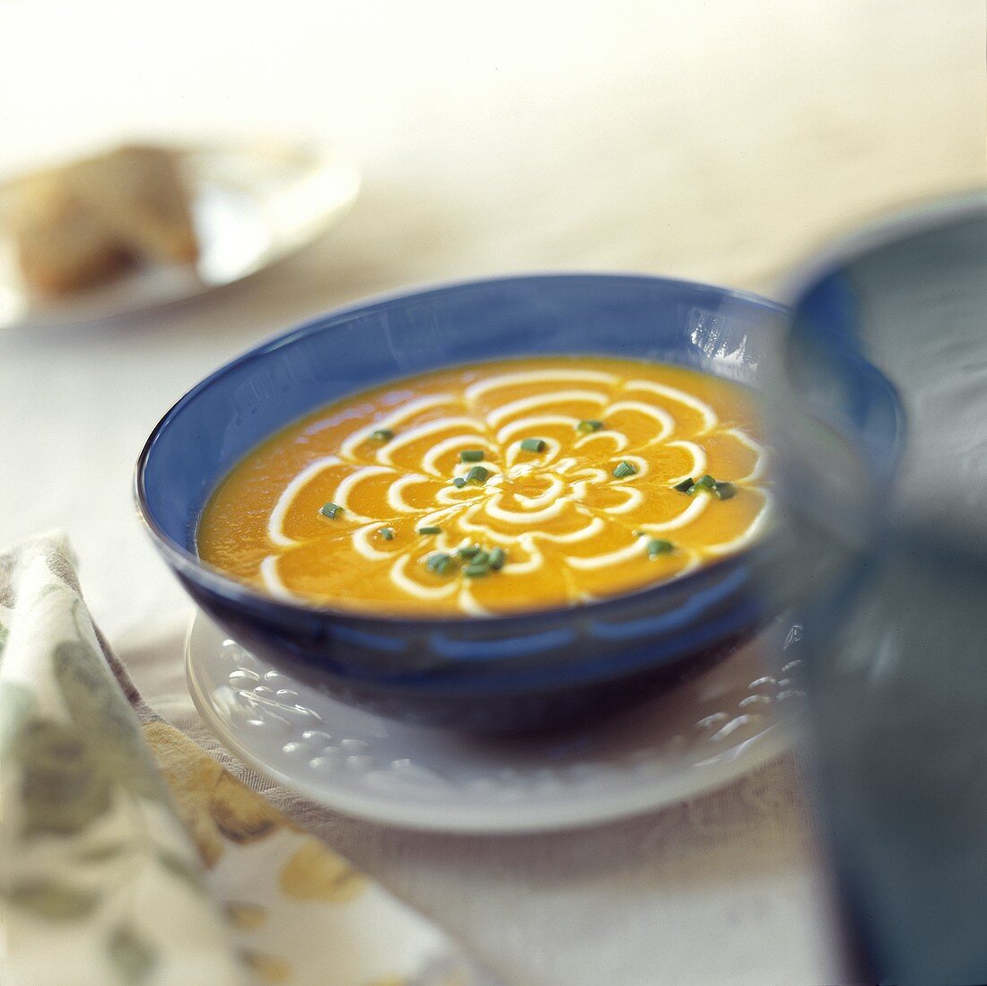 Kürbissuppe in blauer Suppenschale