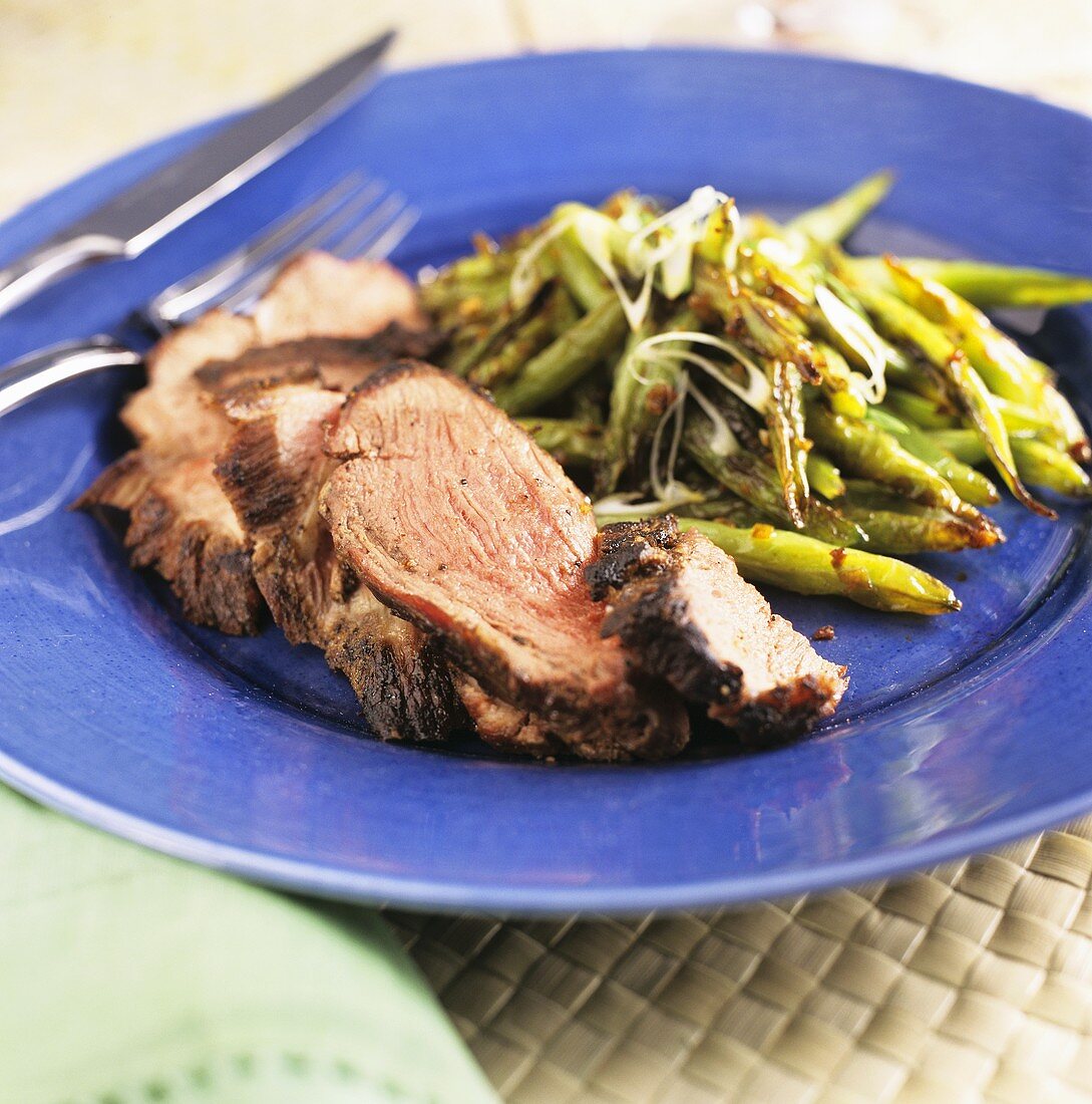 Gegrilltes Lammfleisch mit grünen Bohnen