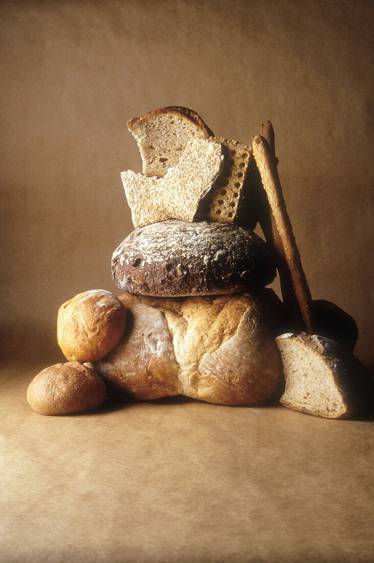 Verschiedene Brote, gestapelt