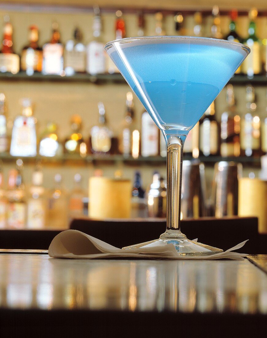 Blue Curacao im Aperitiv-Glas auf der Theke einer Bar