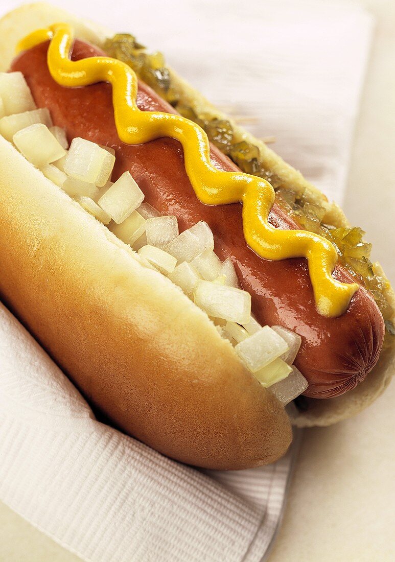 Hot Dog mit Senf, Zwiebeln und Relish