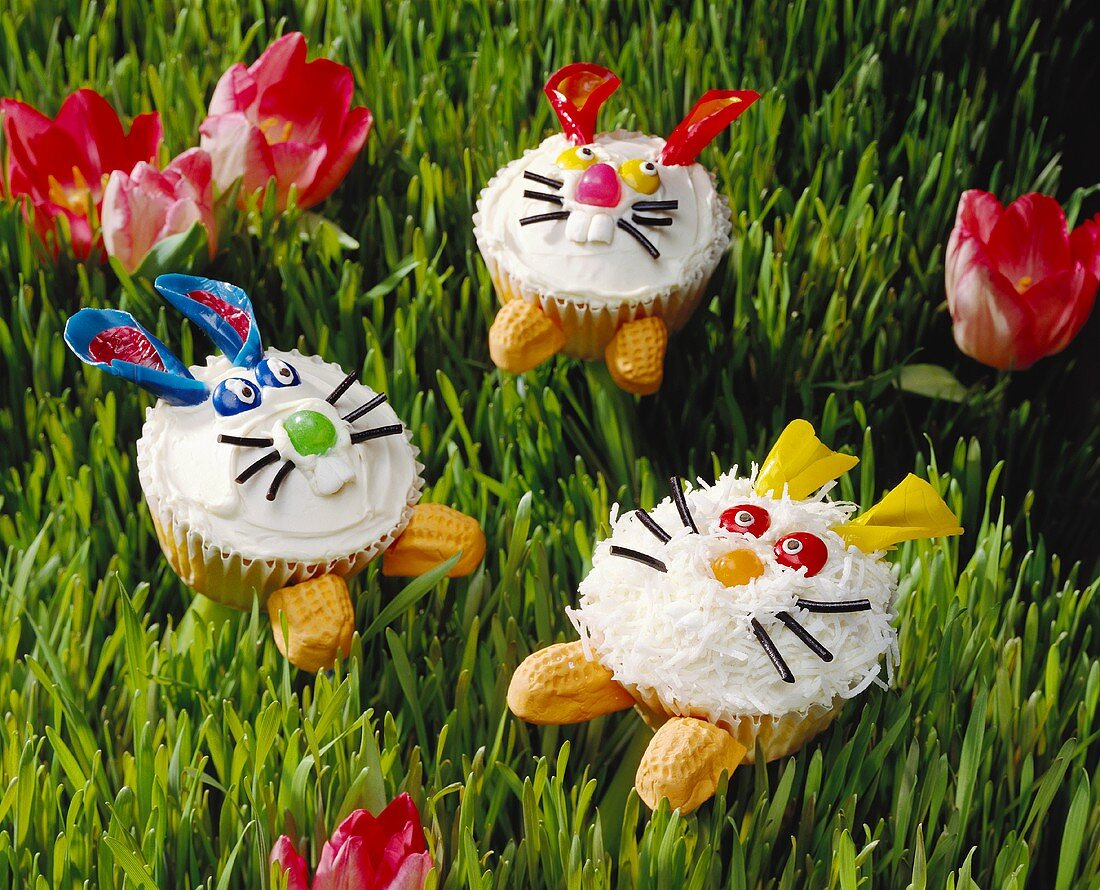Osterhasencupcakes im Gras