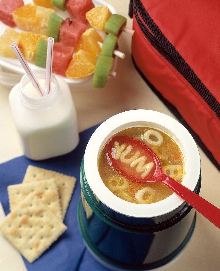 Essen in der Schule: Buchstabensuppe, Milch und Obstspiesse