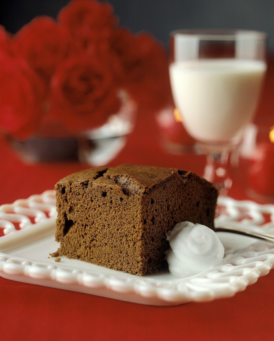 Schokoladenkuchen mit Sahne; Glas Milch