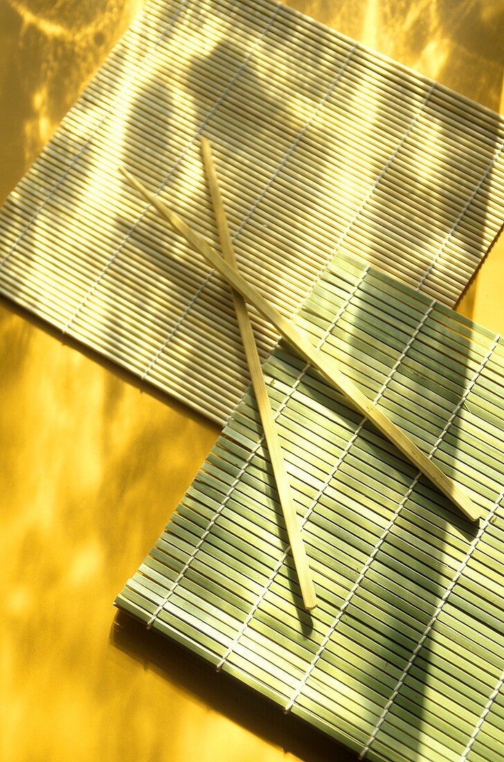 Bambusmatten und Stäbchen