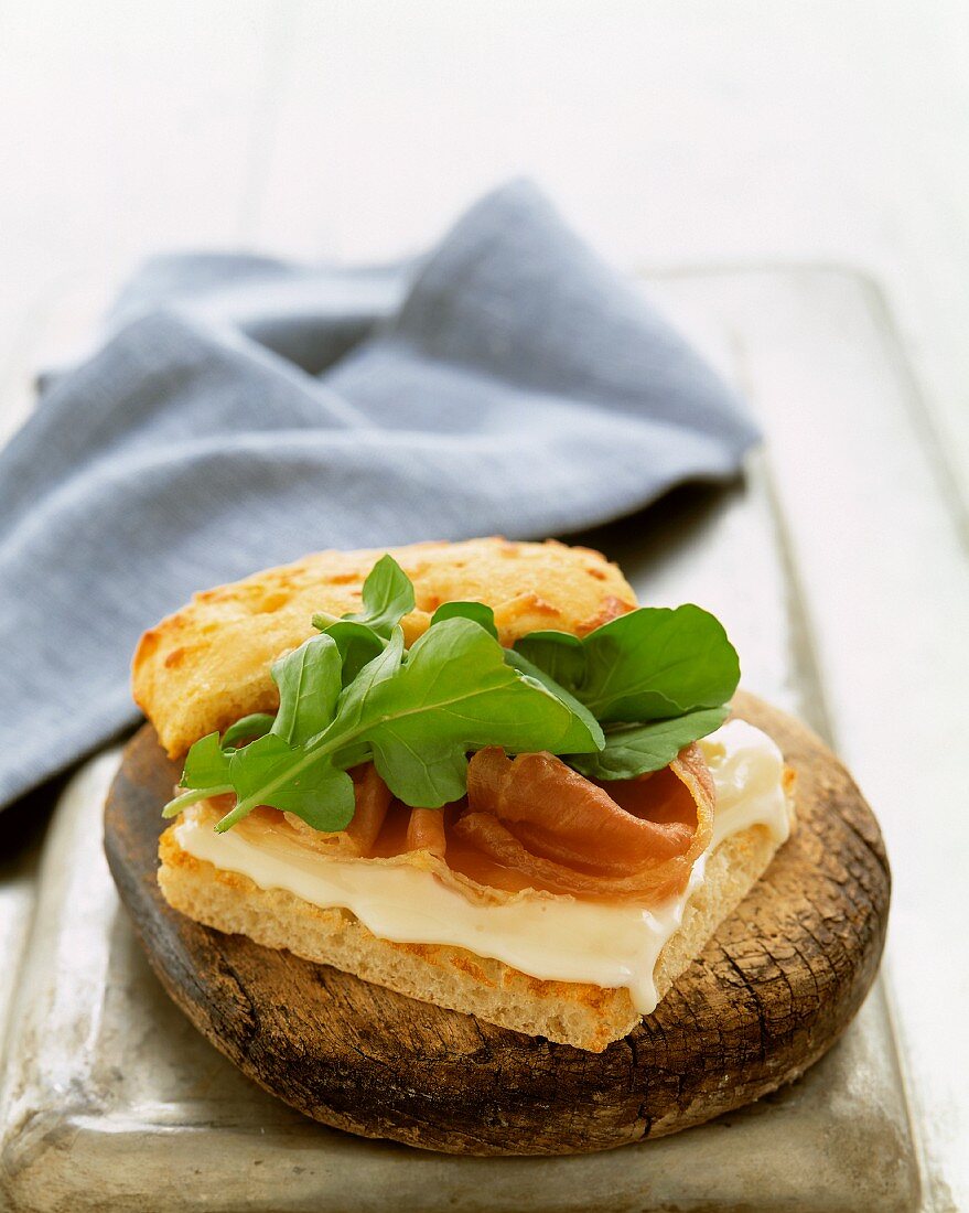 Focaccia mit Prosciutto, Käse und Rucola