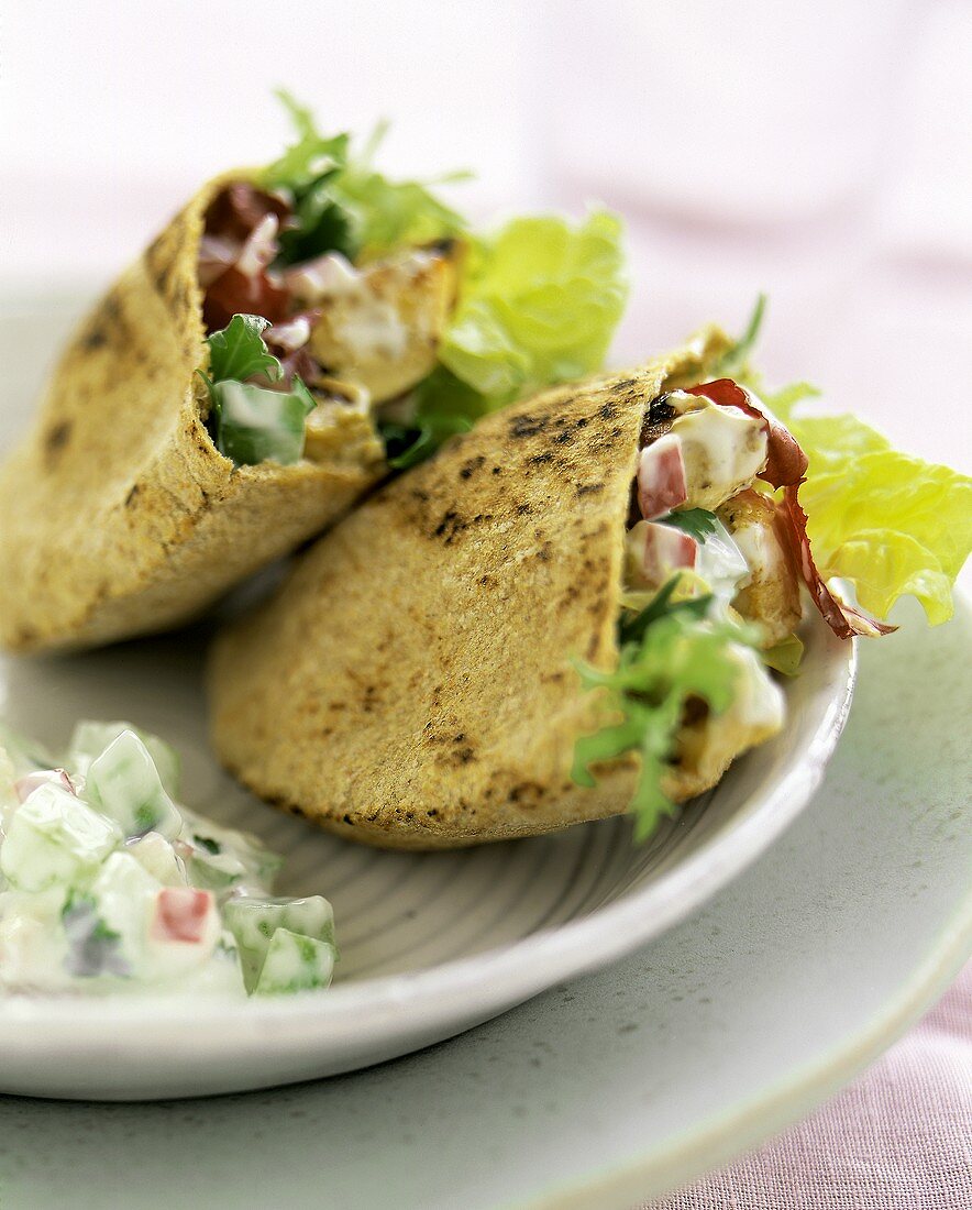 Brottasche, gefüllt mit Geflügelsalat