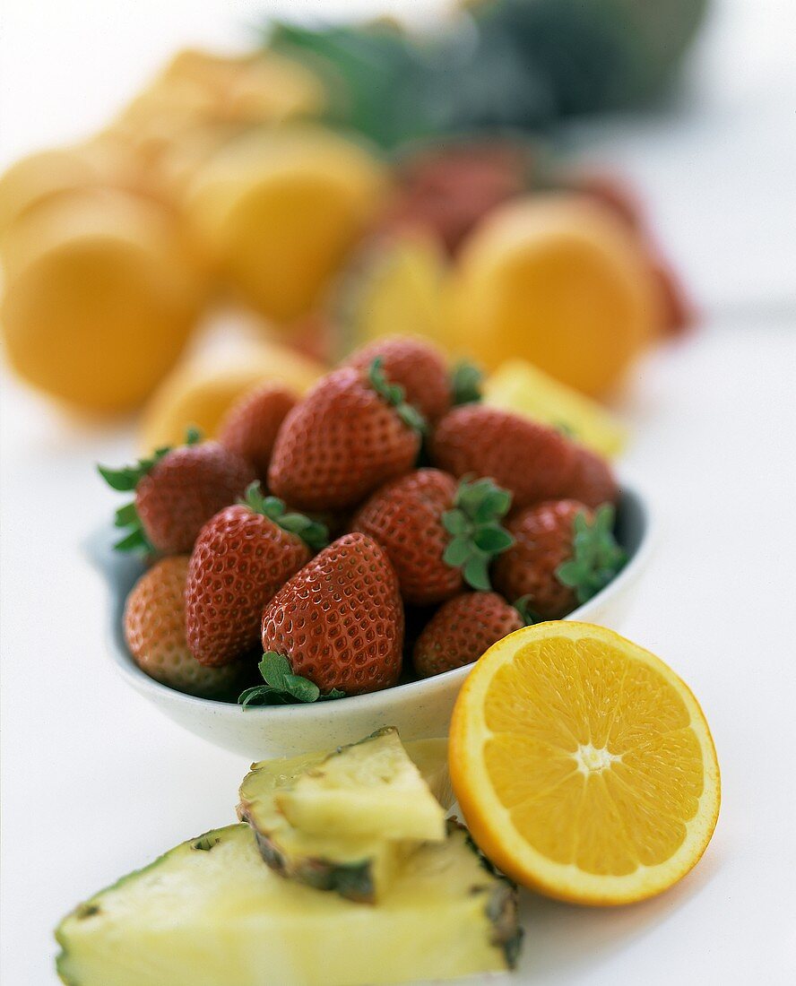 Frische Erdbeeren, Orangen und Ananas
