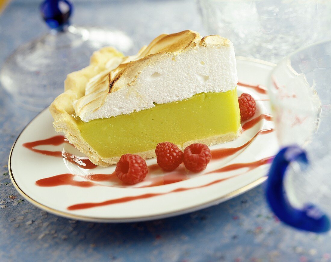 Stück Key Lime Pie mit Himbeeren