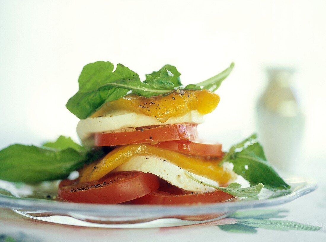 Tomaten und Paprika mit Mozzarella und Rucola