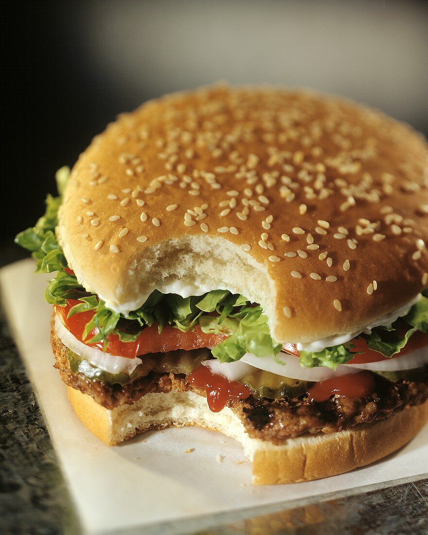 Hamburger mit Ketchup (angebissen)