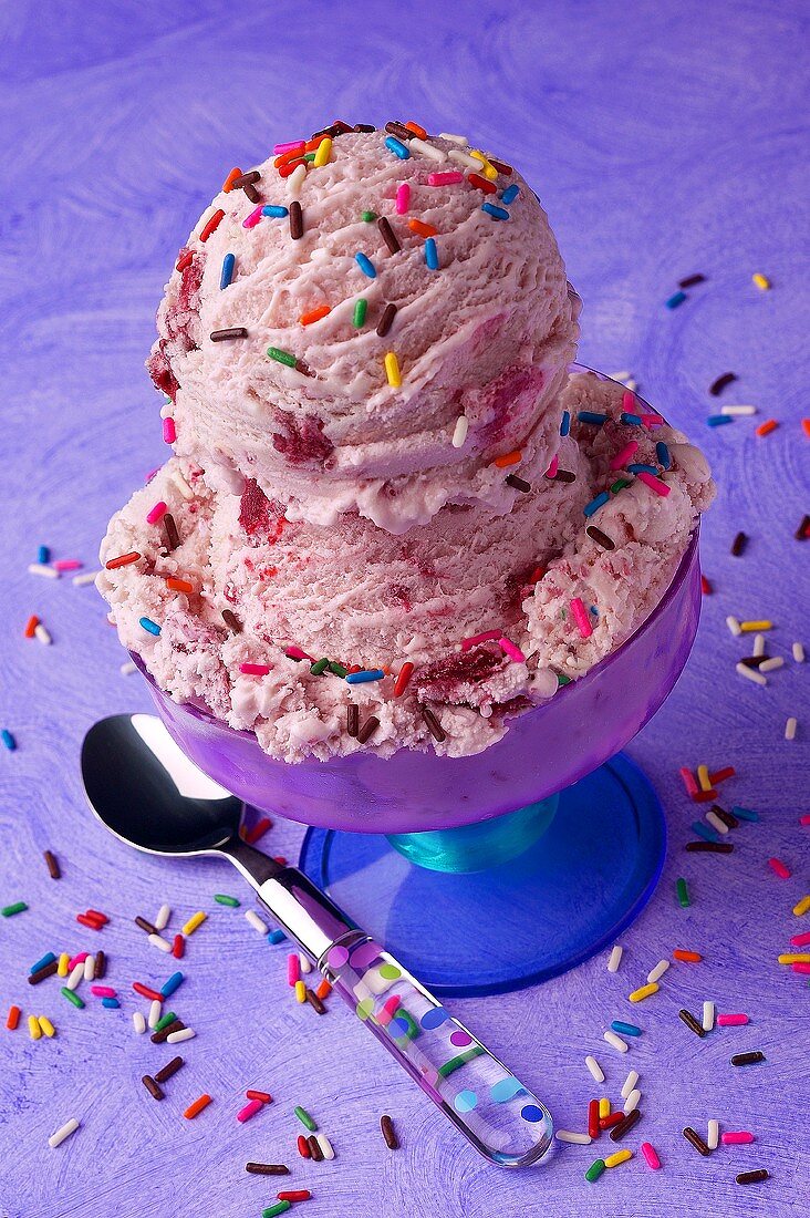 Cinnamon ice cream with coloured sugar sprinkles