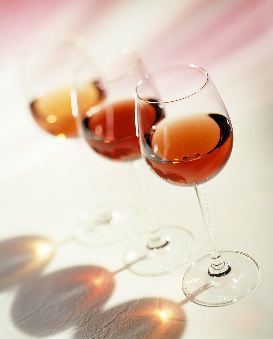 Drei Gläser Rotwein mit Schatten