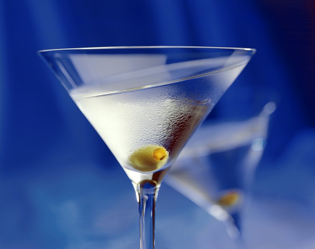 Martini mit grüner Olive im Glas