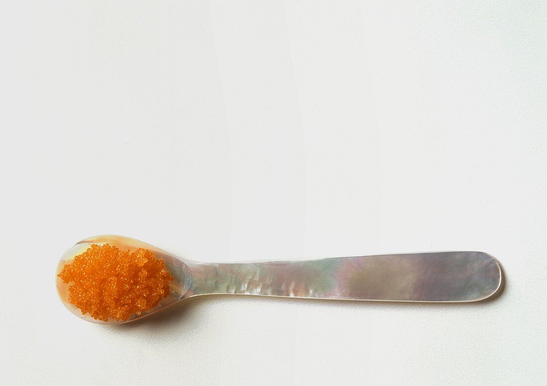 Orangefarbener Kaviar auf Perlmuttlöffel
