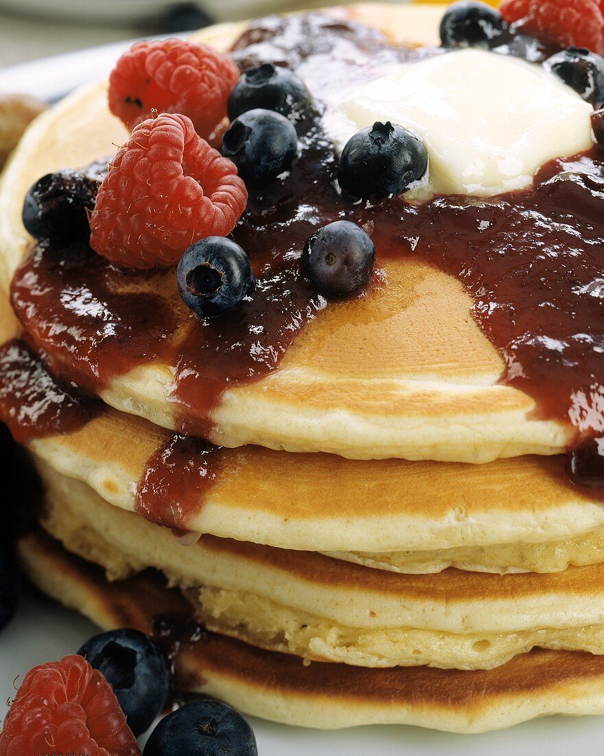 Pancakes mit Beeren und Fruchtsauce – Bilder kaufen – 636001 StockFood