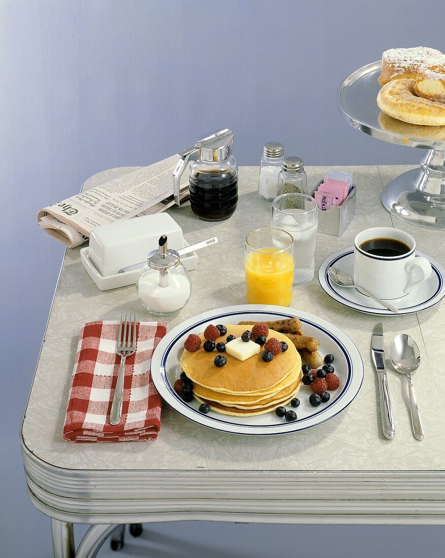 Frühstück mit Pancakes, Kaffee und Orangensaft (USA)