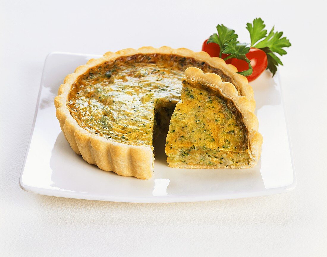 Brokkoli-Käse-Quiche, angeschnitten