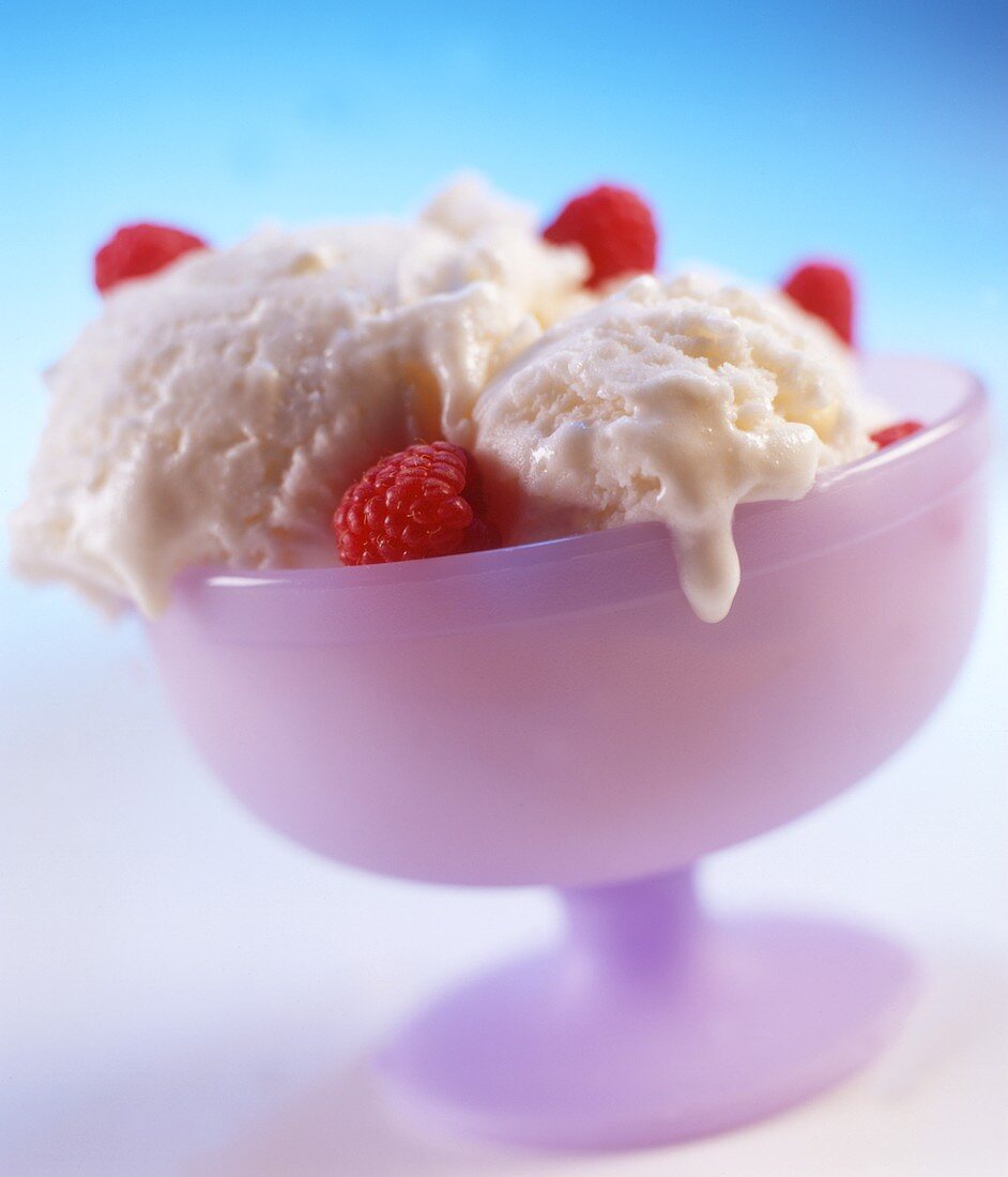 Eisbecher mit Vanilleeis und frischen Himbeeren