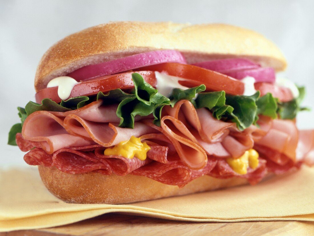 Sub-Sandwich mit Schinken und Salami