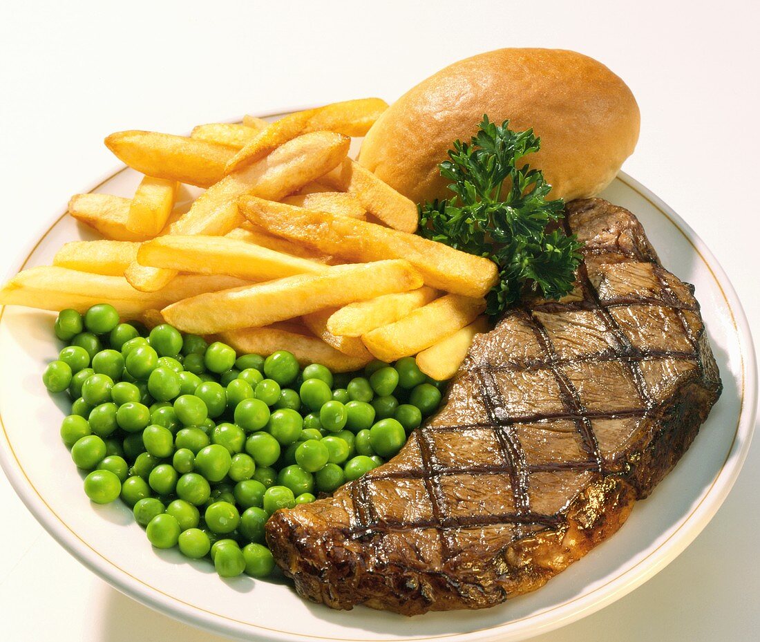 Gegrilltes Rindersteak mit Pommes frites und Erbsen