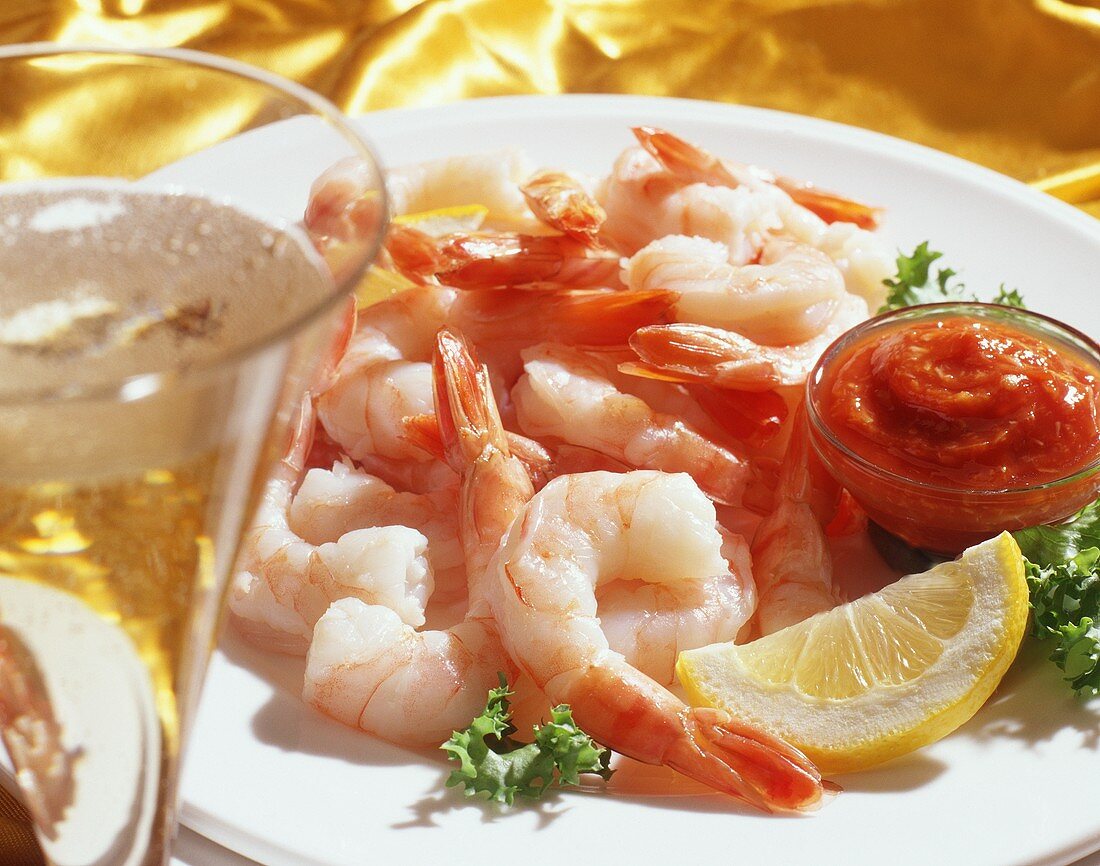 Shrimps mit Tomatensauce und Zitronen; Sektglas