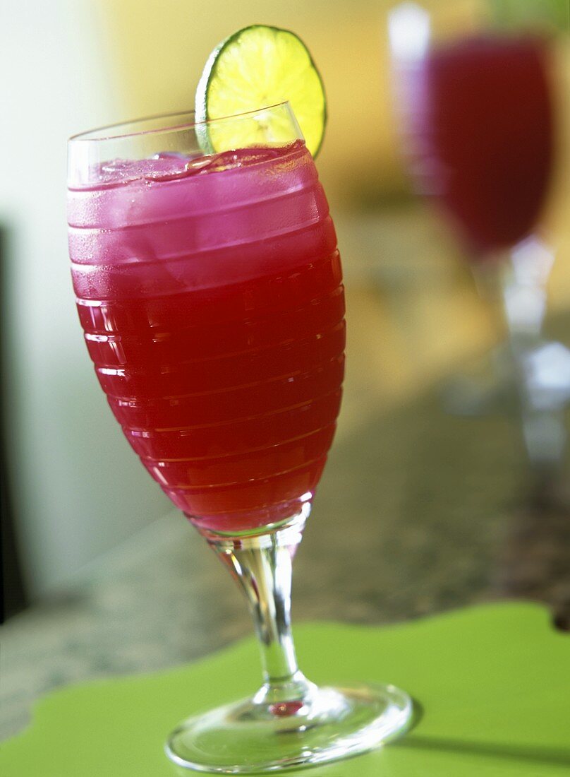 Pink Margarita mit Limettenscheibe
