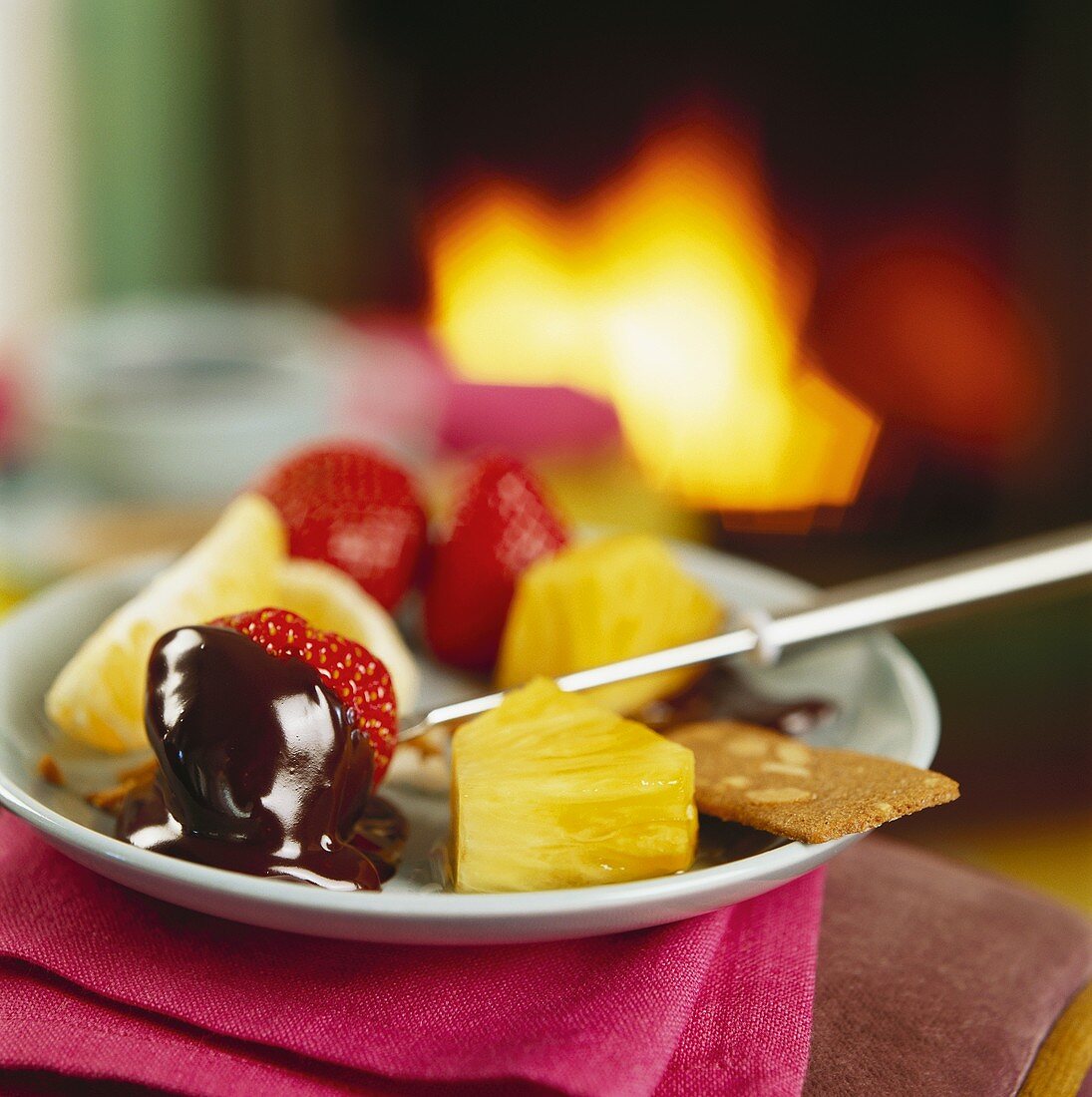 Schokoladenfondue mit Erdbeeren und Ananas