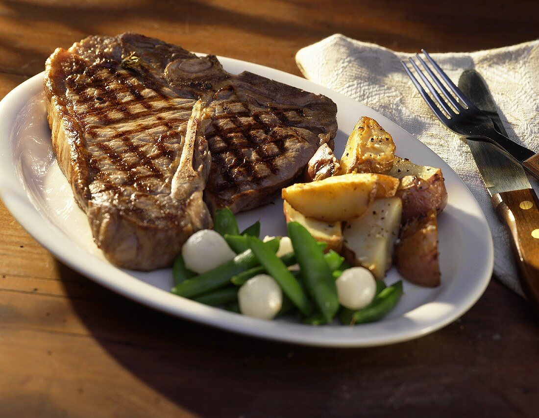 T-Bone-Steak vom Grill mit Beilagen