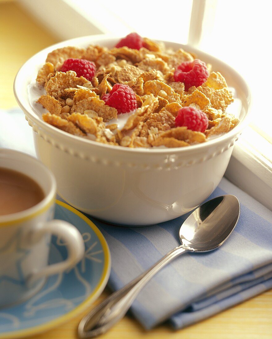 Müsli mit frischen Himbeeren; Kaffee