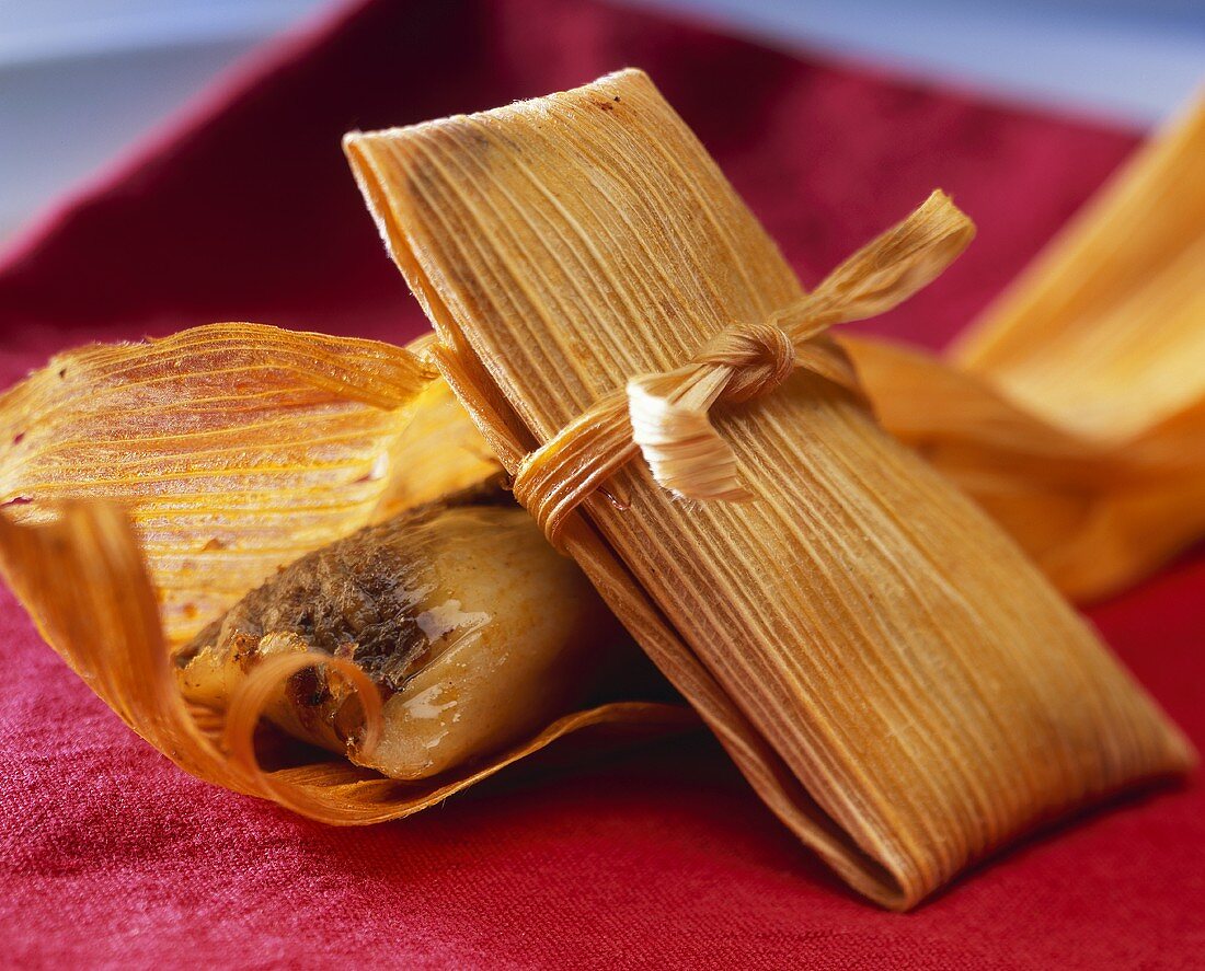 Zwei Tamales; eines geöffnet