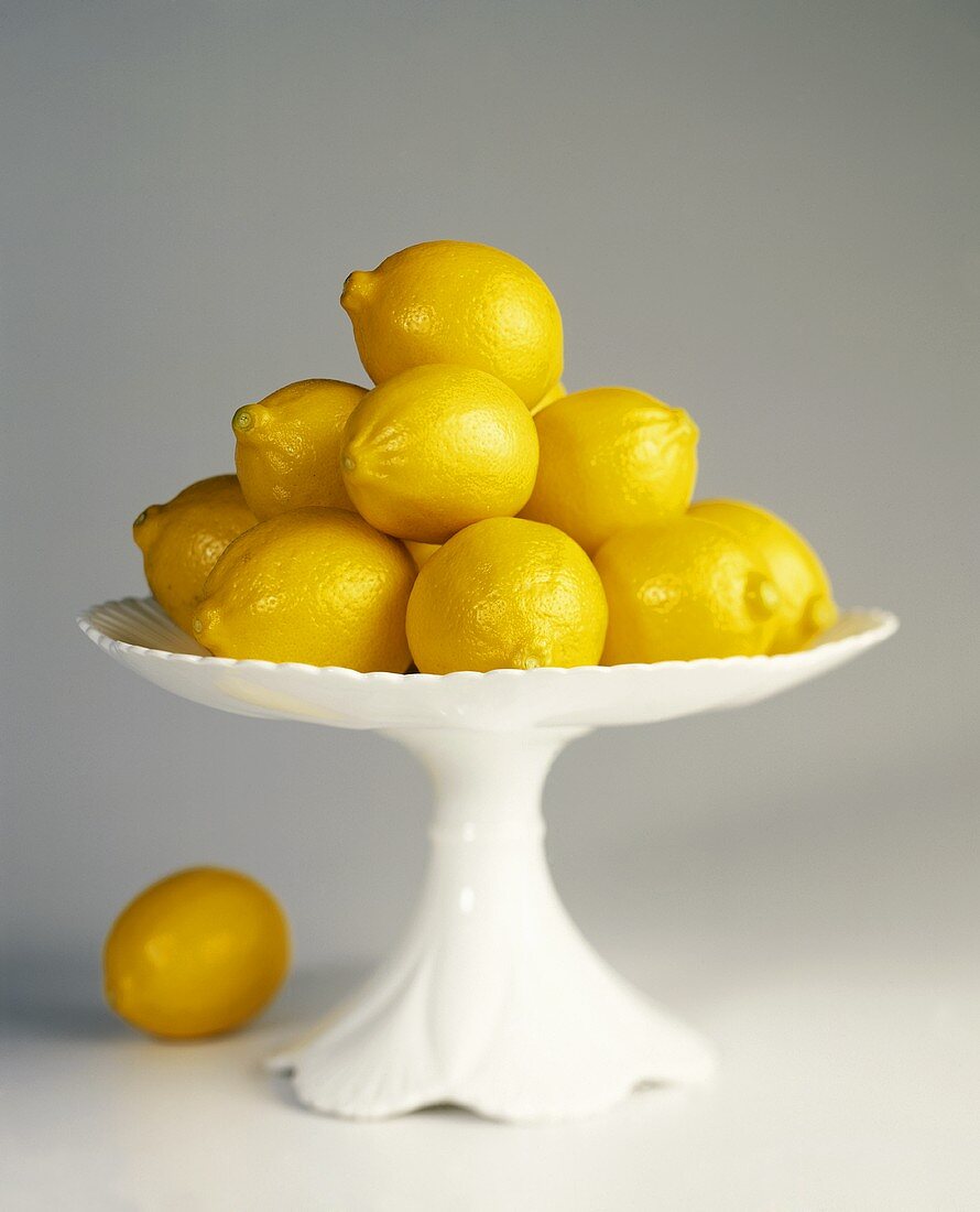 Zitronen in weisser Schale