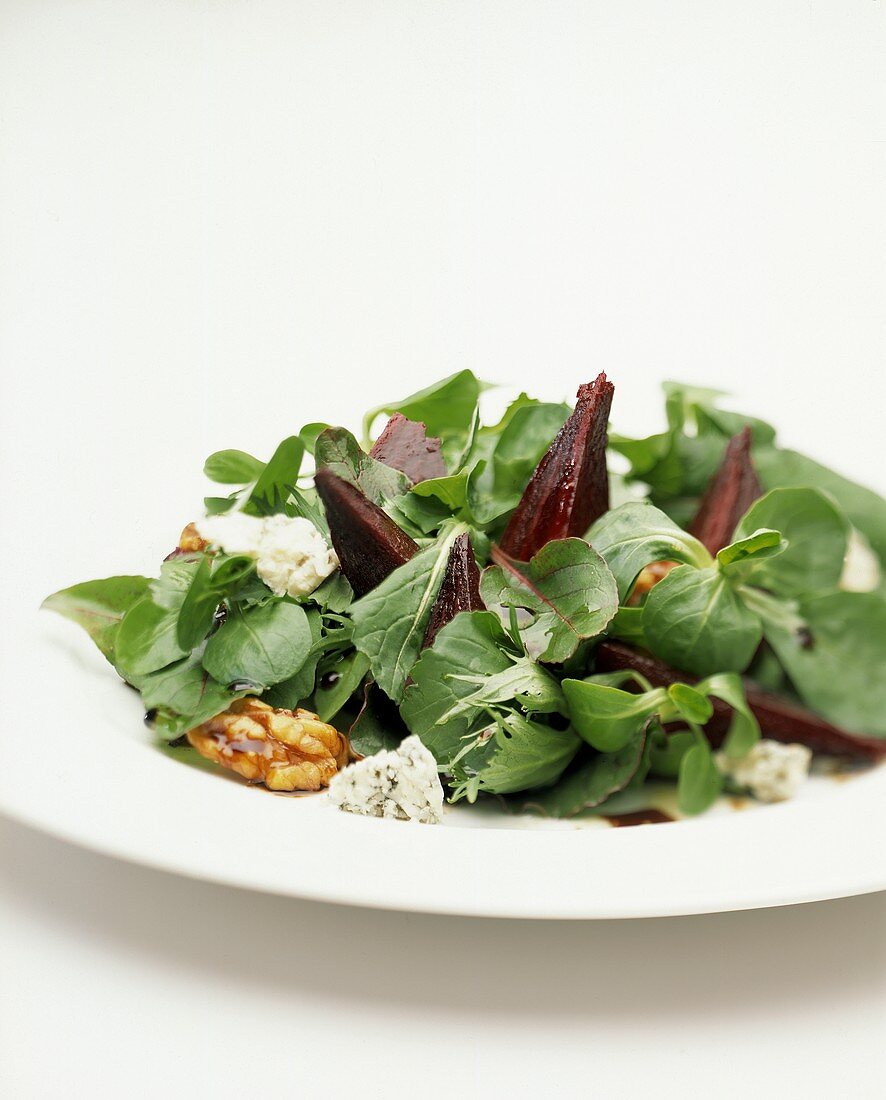 Feldsalat mit Roter Bete, Nüssen und Gorgonzola