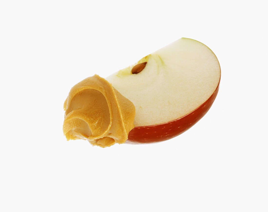 Apfelschnitz mit Erdnussbutter