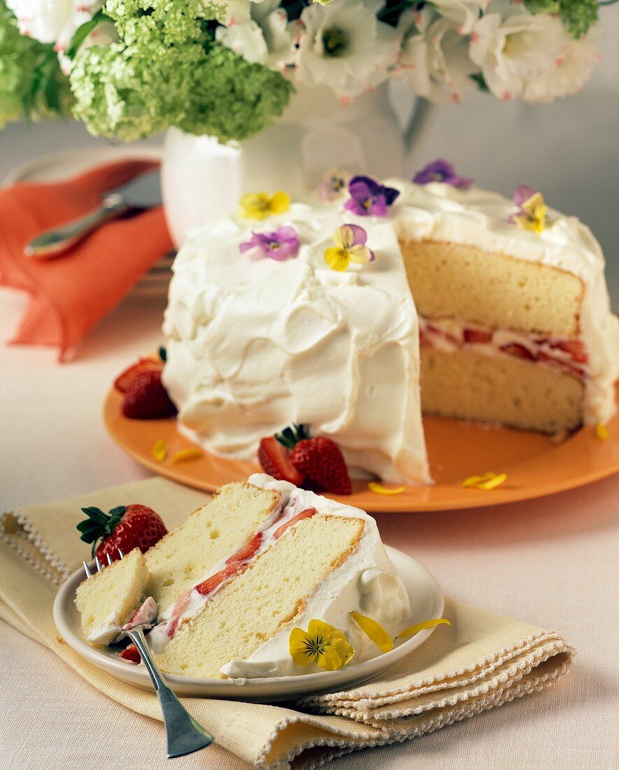 Schichttorte mit Erdbeeren und Sahnecreme