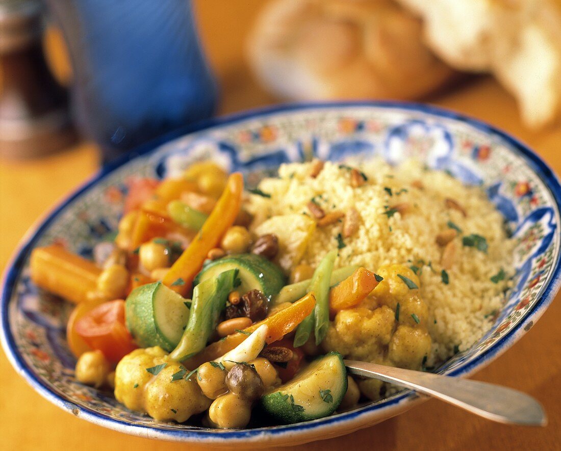 Couscous mit Gemüse und Pinienkernen
