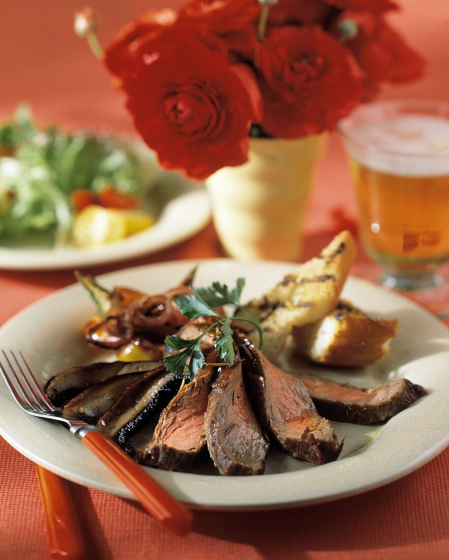 Gegrilltes Rindfleisch mit Gemüse und Knoblauchbrot