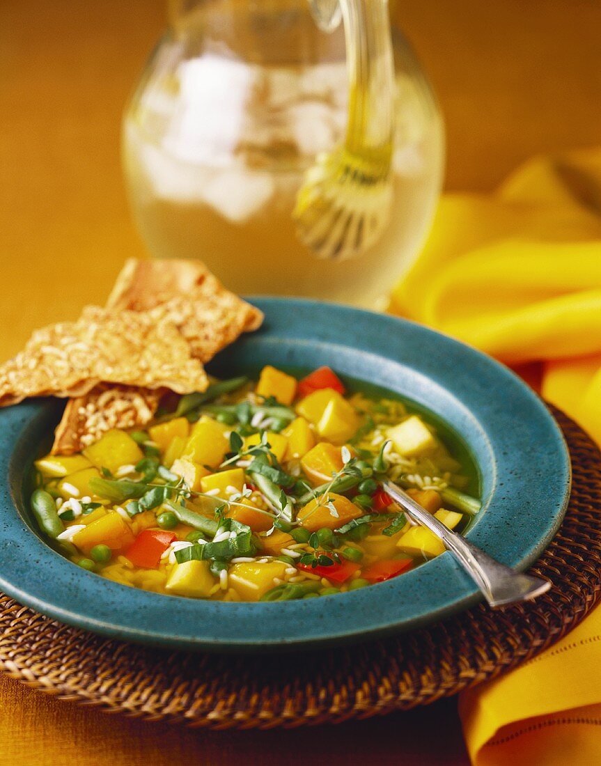 Gemüsesuppe mit frischen Kräutern