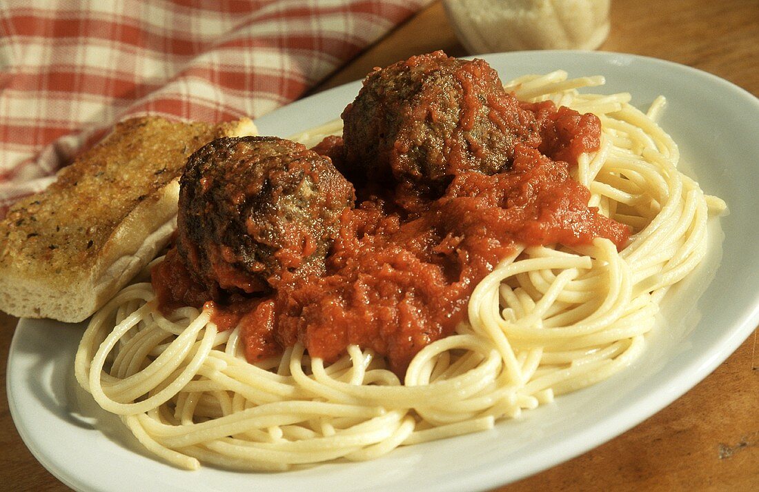 Spaghetti mit Hackbällchen und Tomatensauce