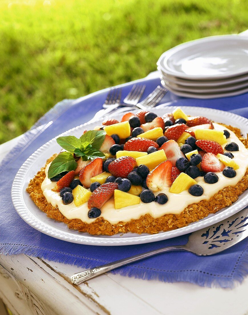 Sommerliche Joghurt-Obst-Tarte im Freien