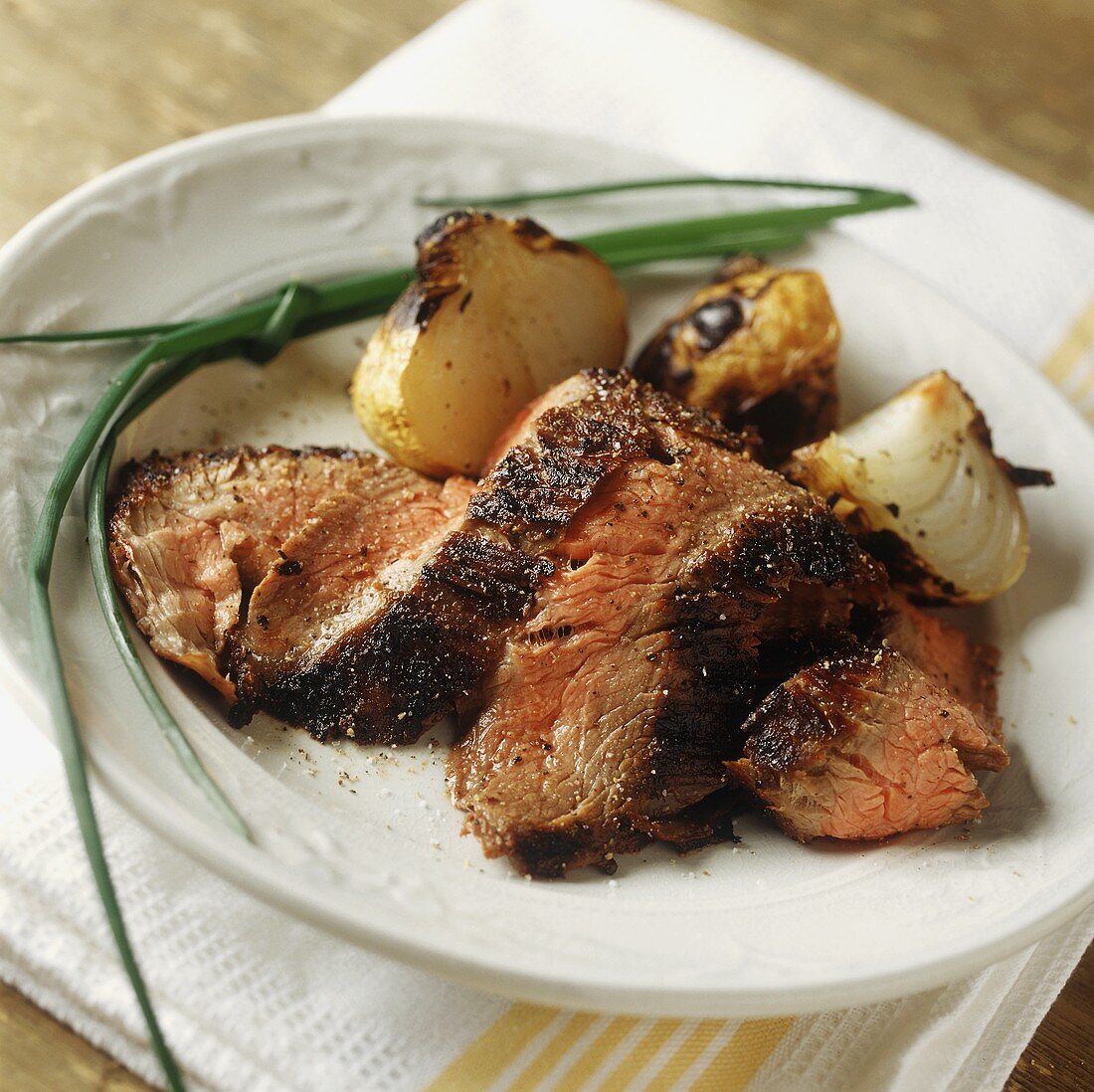 Gegrilltes Rindersteak mit gegrillten Zwiebeln