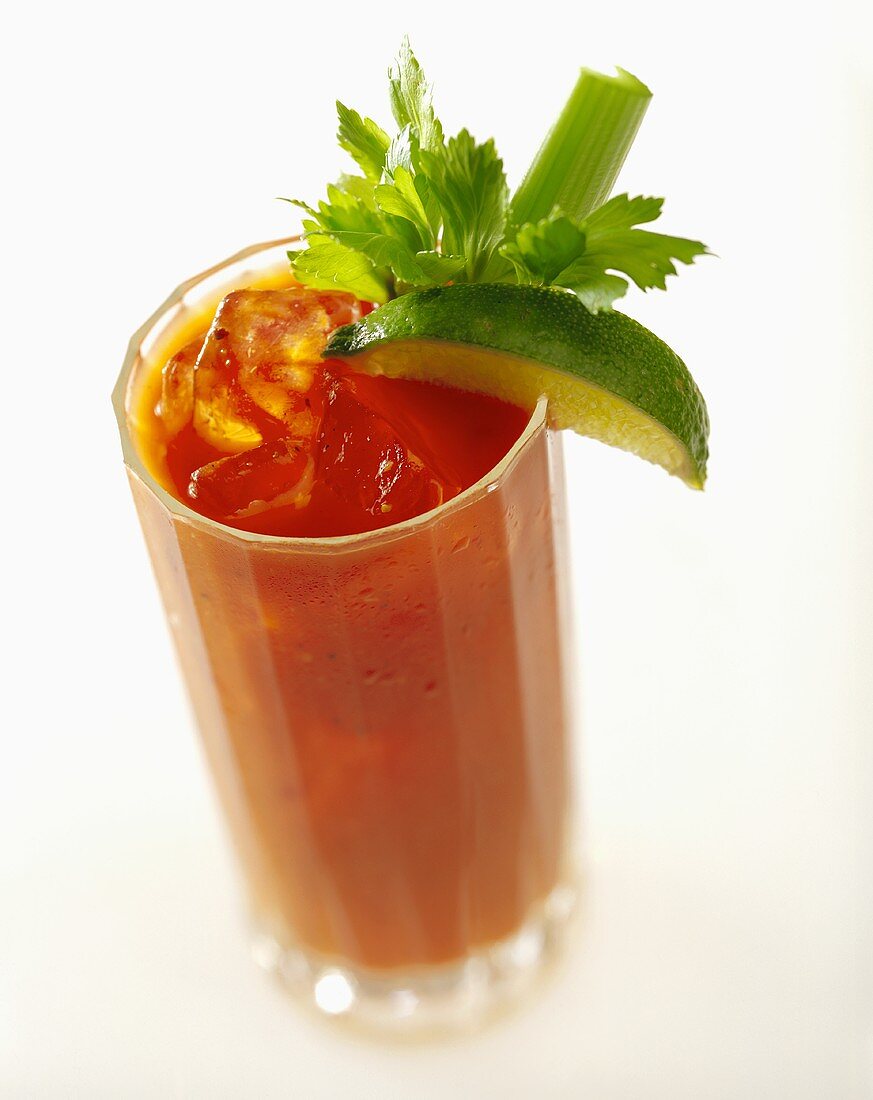 Bloody Mary Cocktail mit Sellerie und Limette