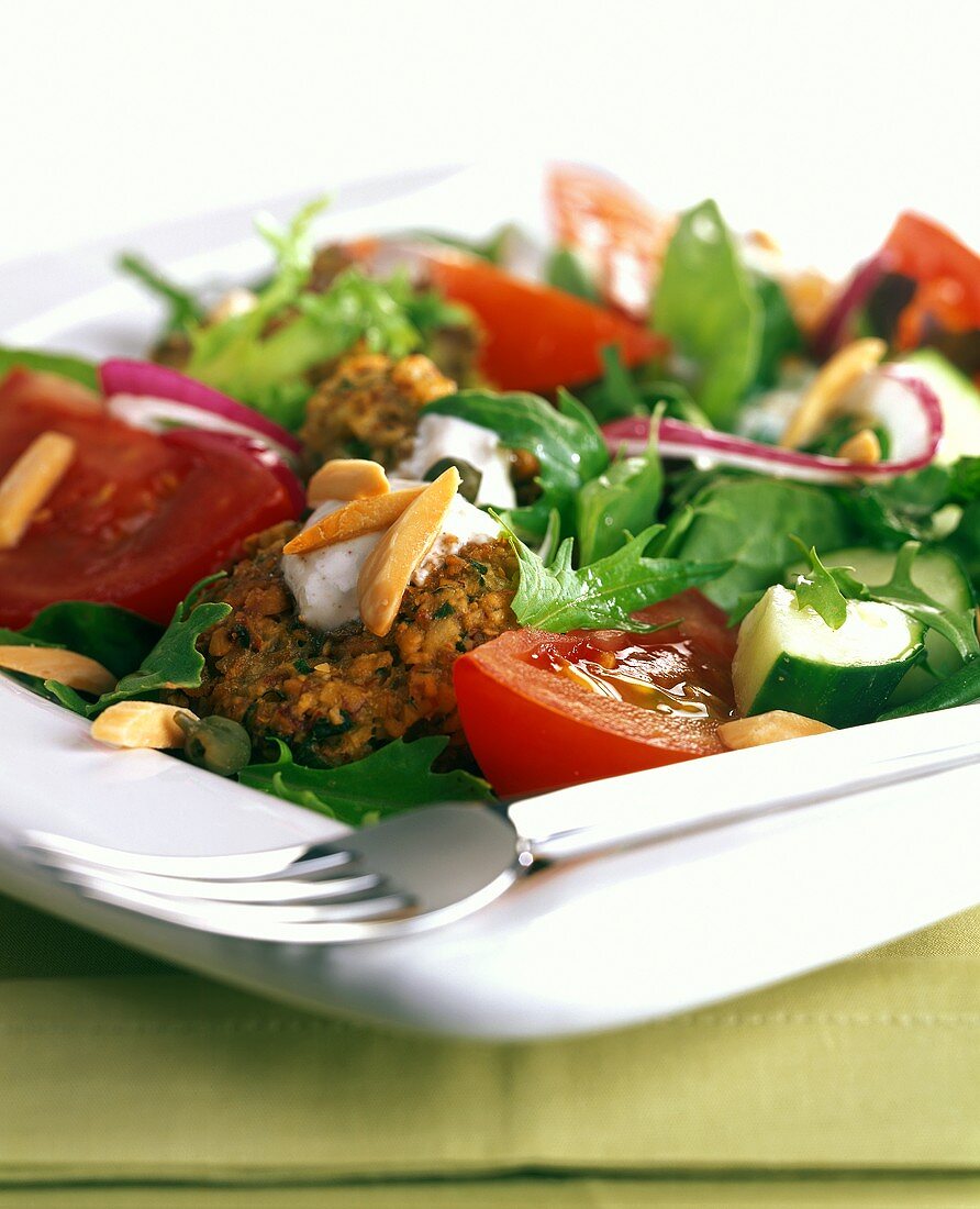 Vegetable salad with felafel and almonds