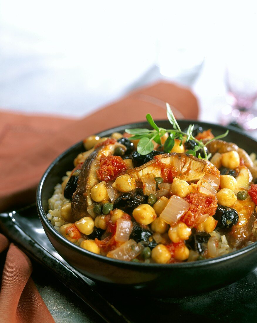 Mediterraner Gemüseeintopf mit Kichererbsen und Pilzen