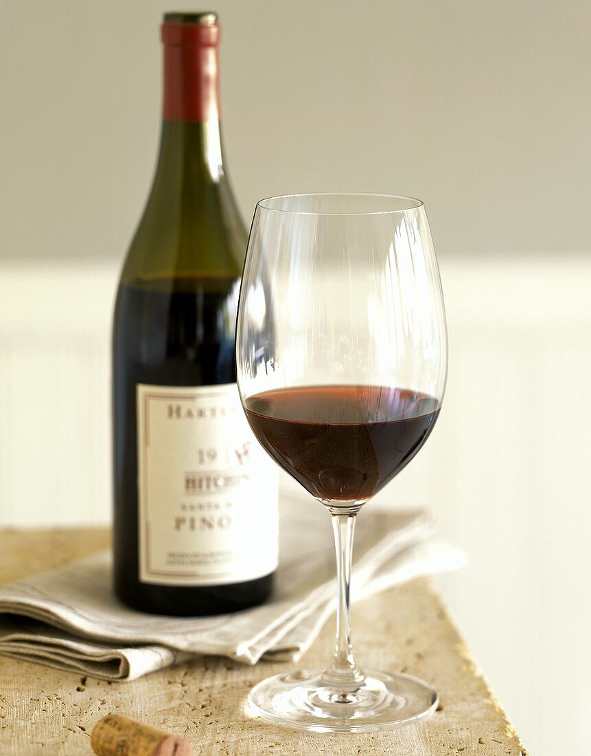 Pinot Noir in Glas und Flasche