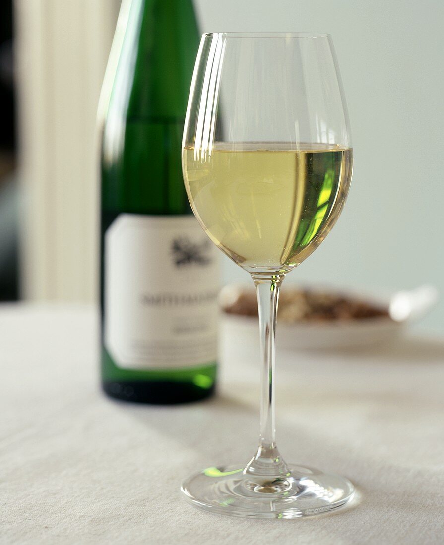 Riesling in Glas und Flasche